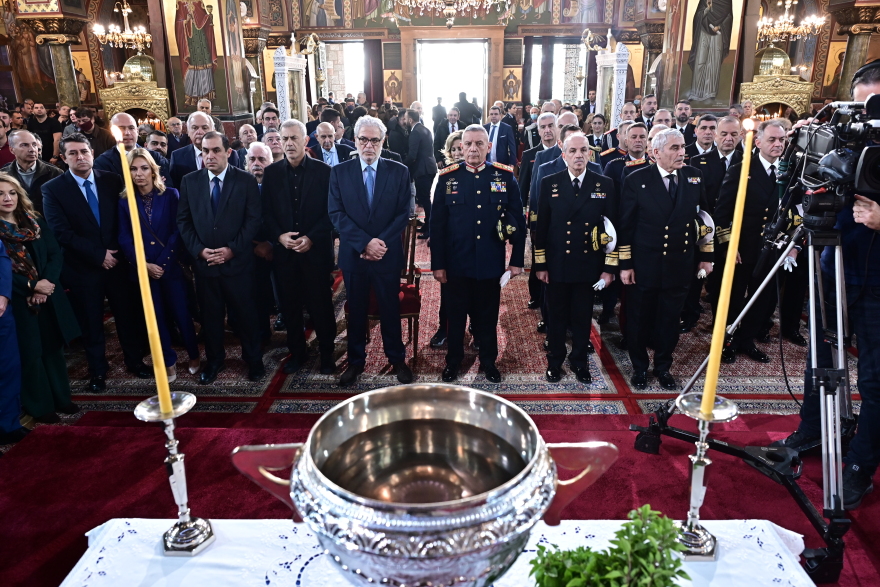 Με λαμπρότητα τα Θεοφάνια στον Πειραιά: Άνδρες των ΟΥΚ βούτηξαν για τον σταυρό - Δείτε βίντεο