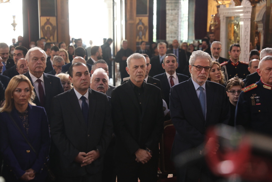 Με λαμπρότητα τα Θεοφάνια στον Πειραιά: Άνδρες των ΟΥΚ βούτηξαν για τον σταυρό - Δείτε βίντεο