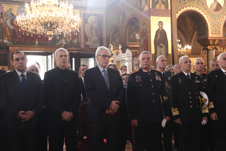 Με λαμπρότητα τα Θεοφάνια στον Πειραιά: Άνδρες των ΟΥΚ βούτηξαν για τον σταυρό - Δείτε βίντεο