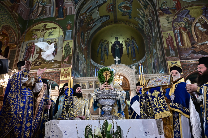 Με λαμπρότητα τα Θεοφάνια στον Πειραιά: Άνδρες των ΟΥΚ βούτηξαν για τον σταυρό - Δείτε βίντεο