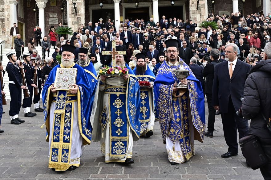 Με λαμπρότητα τα Θεοφάνια στον Πειραιά: Άνδρες των ΟΥΚ βούτηξαν για τον σταυρό - Δείτε βίντεο