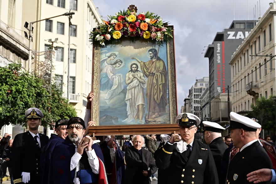 Με λαμπρότητα τα Θεοφάνια στον Πειραιά: Άνδρες των ΟΥΚ βούτηξαν για τον σταυρό - Δείτε βίντεο