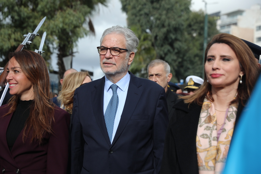 Με λαμπρότητα τα Θεοφάνια στον Πειραιά: Άνδρες των ΟΥΚ βούτηξαν για τον σταυρό - Δείτε βίντεο