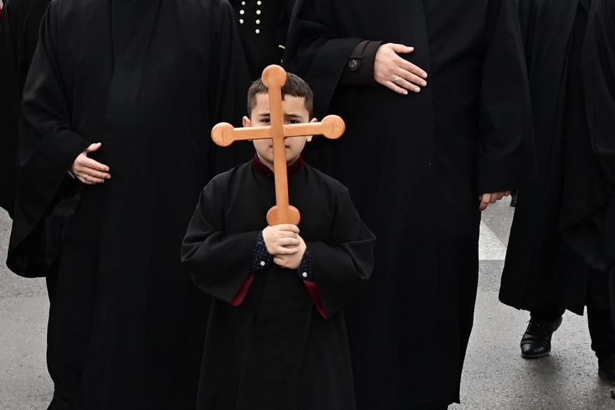 Με λαμπρότητα τα Θεοφάνια στον Πειραιά: Άνδρες των ΟΥΚ βούτηξαν για τον σταυρό - Δείτε βίντεο