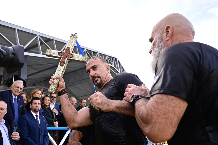 Με λαμπρότητα τα Θεοφάνια στον Πειραιά: Άνδρες των ΟΥΚ βούτηξαν για τον σταυρό - Δείτε βίντεο