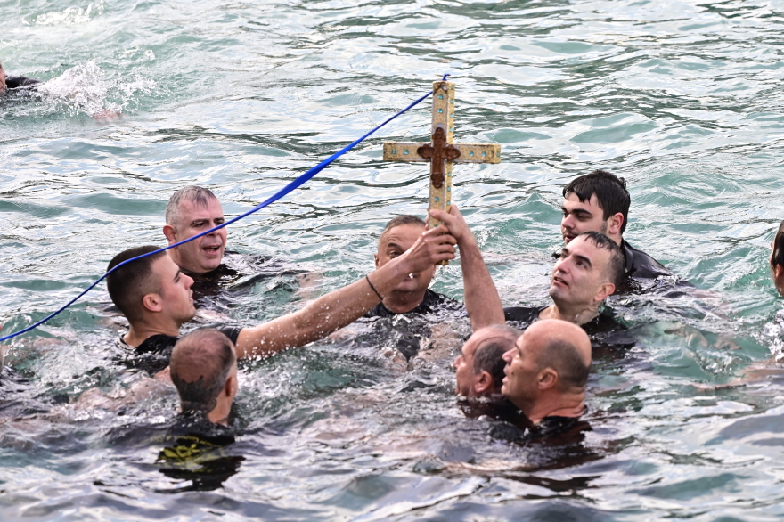 Με λαμπρότητα τα Θεοφάνια στον Πειραιά: Άνδρες των ΟΥΚ βούτηξαν για τον σταυρό - Δείτε βίντεο