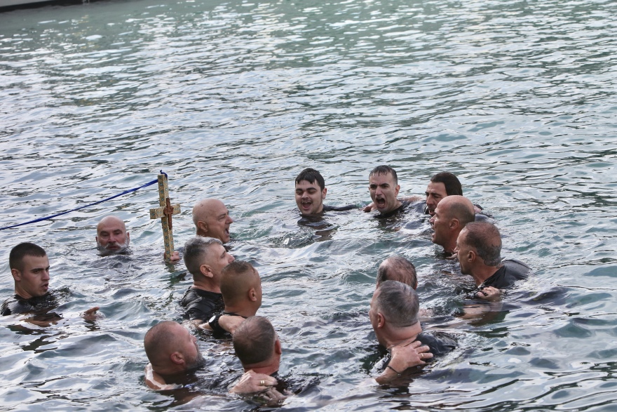 Με λαμπρότητα τα Θεοφάνια στον Πειραιά: Άνδρες των ΟΥΚ βούτηξαν για τον σταυρό - Δείτε βίντεο