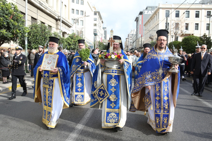 Με λαμπρότητα τα Θεοφάνια στον Πειραιά: Άνδρες των ΟΥΚ βούτηξαν για τον σταυρό - Δείτε βίντεο