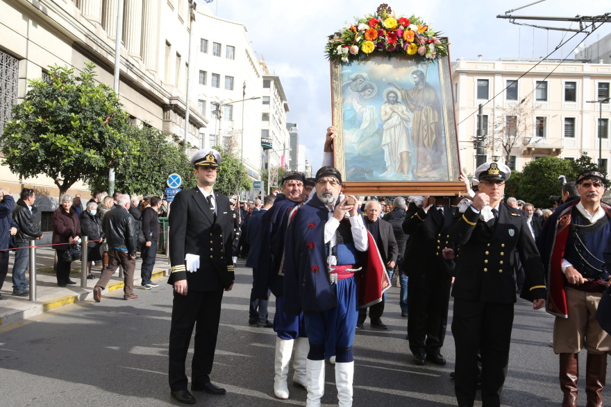 Με λαμπρότητα τα Θεοφάνια στον Πειραιά: Άνδρες των ΟΥΚ βούτηξαν για τον σταυρό - Δείτε βίντεο