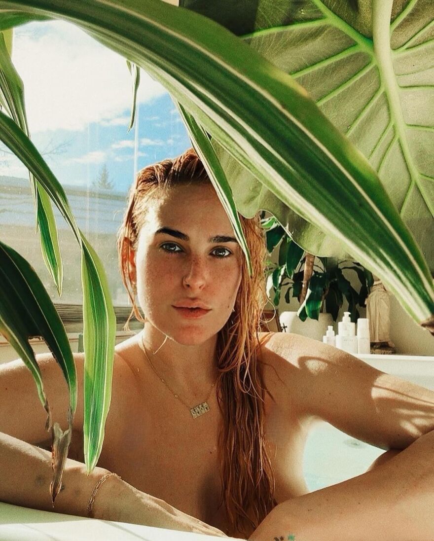 Ράμερ Γουίλις: Γυμνή στη μπανιέρα της - Ο απολογισμός για τη χρονιά που πέρασε