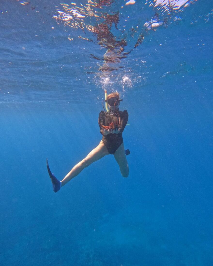 Σάρα Μισέλ Γκέλαρ: Φωτογραφήθηκε στον βυθό της θάλασσας με ένα χταπόδι