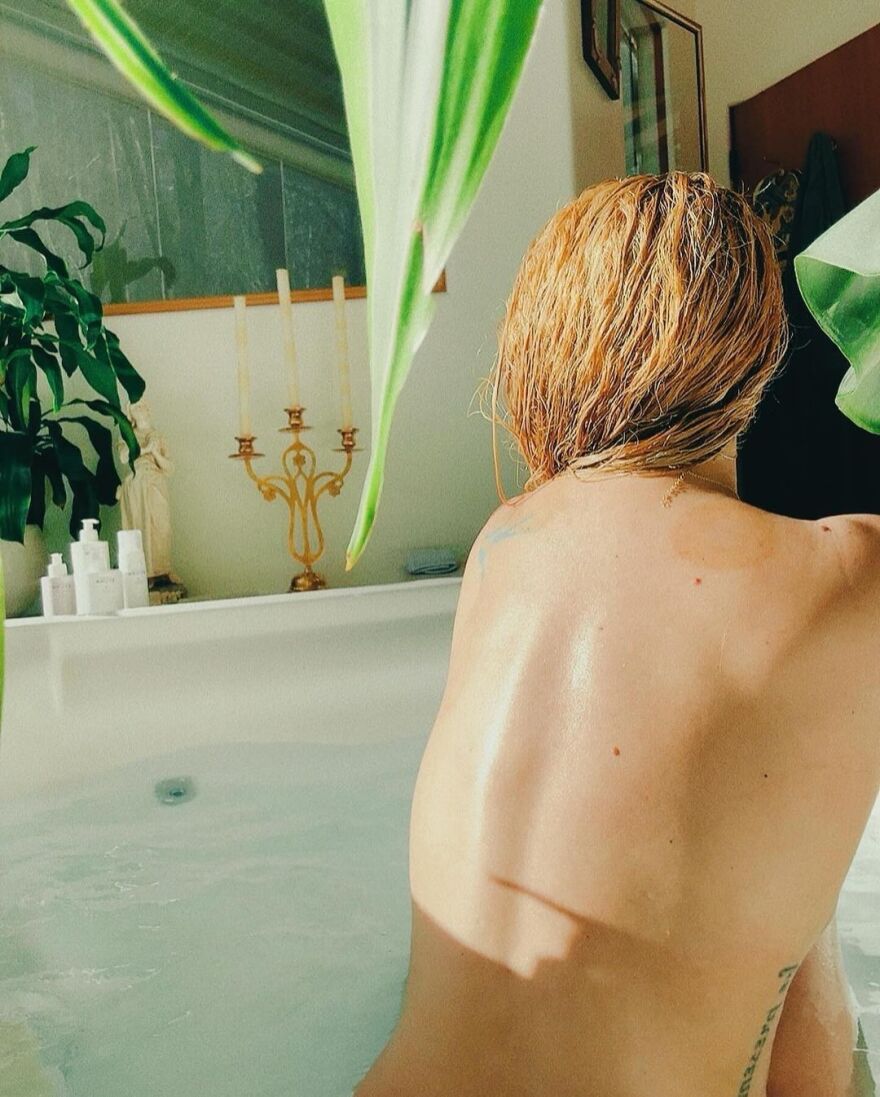 Ράμερ Γουίλις: Γυμνή στη μπανιέρα της - Ο απολογισμός για τη χρονιά που πέρασε