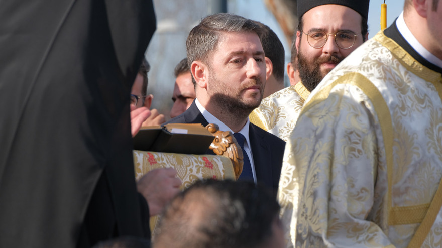 Κασσελάκης και Ανδρουλάκης: Με απόσταση στη Θεία Λειτουργία και στον καθαγιασμό των υδάτων στο Φανάρι - Δείτε βίντεο