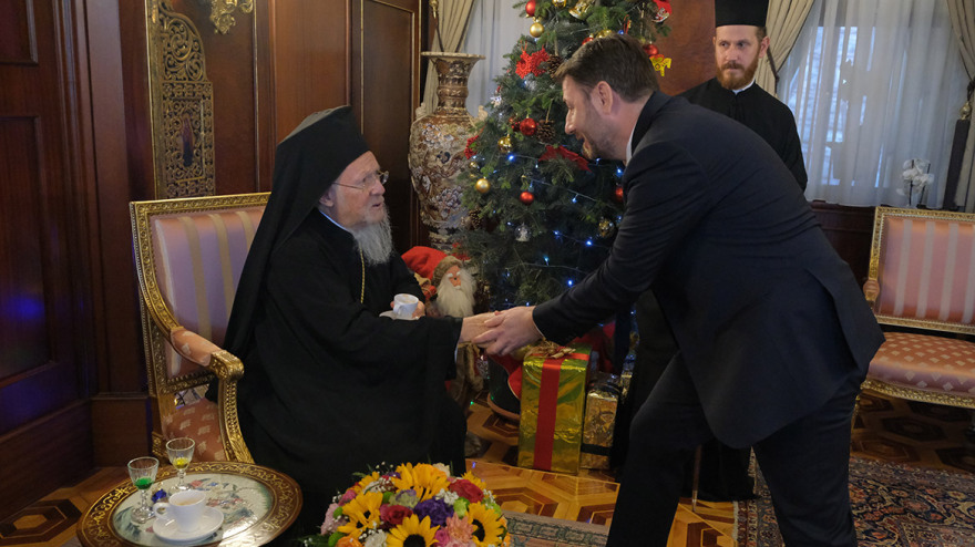 Κασσελάκης και Ανδρουλάκης: Με απόσταση στη Θεία Λειτουργία και στον καθαγιασμό των υδάτων στο Φανάρι - Δείτε βίντεο