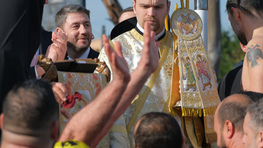 Κασσελάκης και Ανδρουλάκης: Με απόσταση στη Θεία Λειτουργία και στον καθαγιασμό των υδάτων στο Φανάρι - Δείτε βίντεο