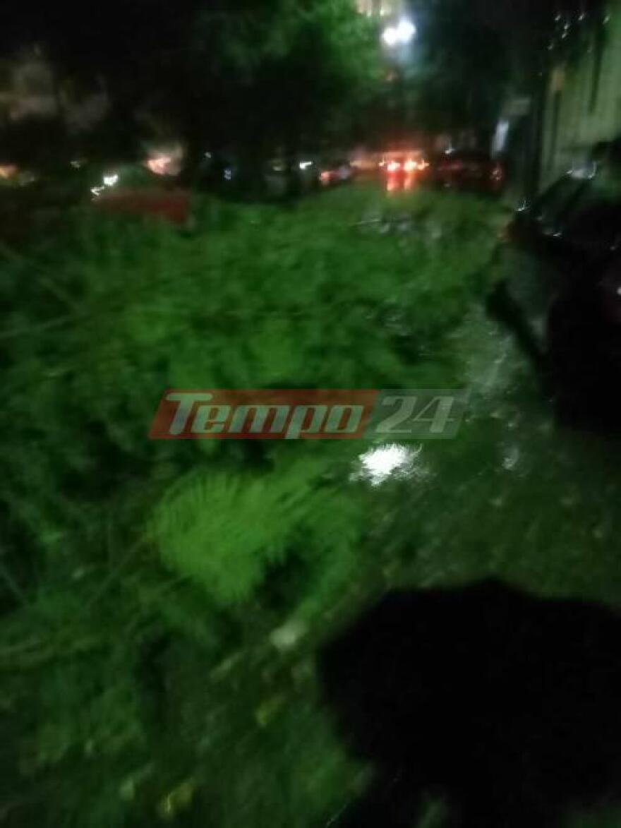 Ξαφνικό μπουρίνι στην Αττική - Έριξε και χαλάζι 