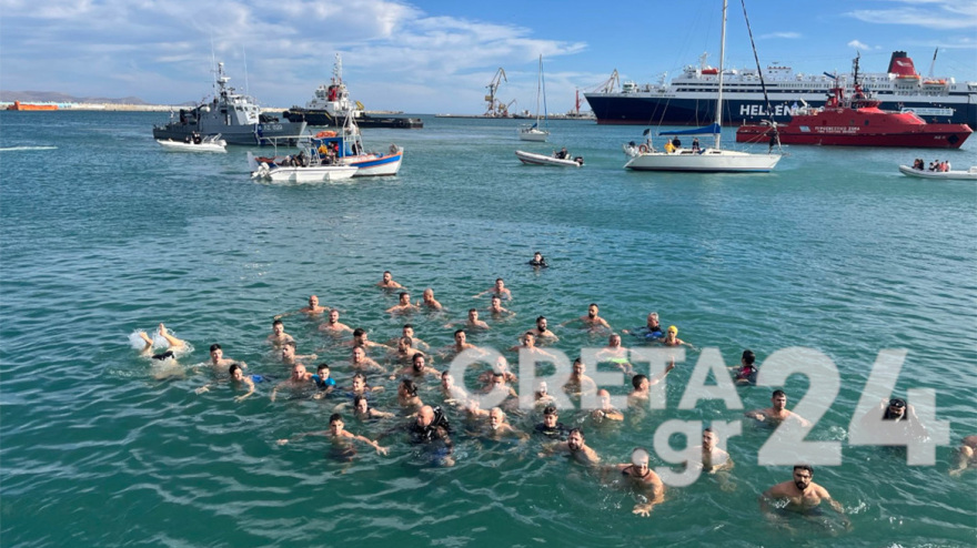 Με λαμπρότητα και παράδοξα τα Θεοφάνια - Στα Τρίκαλα πιάστηκαν στα χέρια, στο Ηράκλειο τον Σταυρό έπιασε 8χρονος