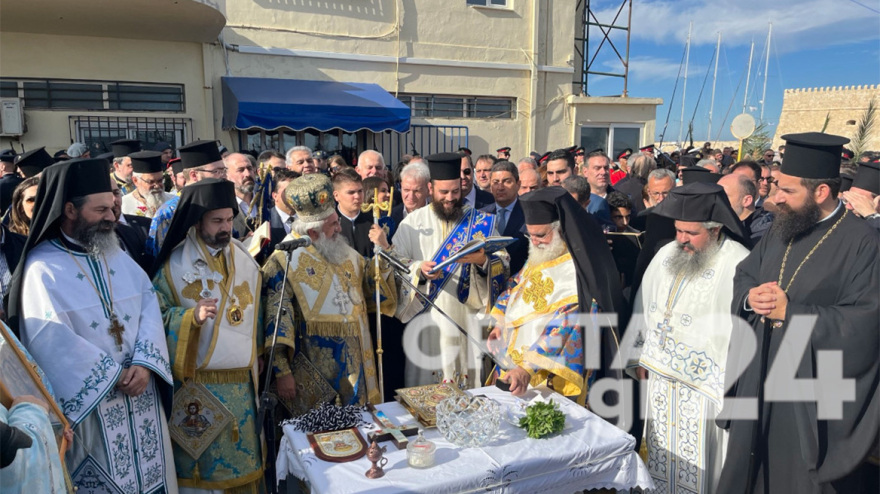 Με λαμπρότητα και παράδοξα τα Θεοφάνια - Στα Τρίκαλα πιάστηκαν στα χέρια, στο Ηράκλειο τον Σταυρό έπιασε 8χρονος