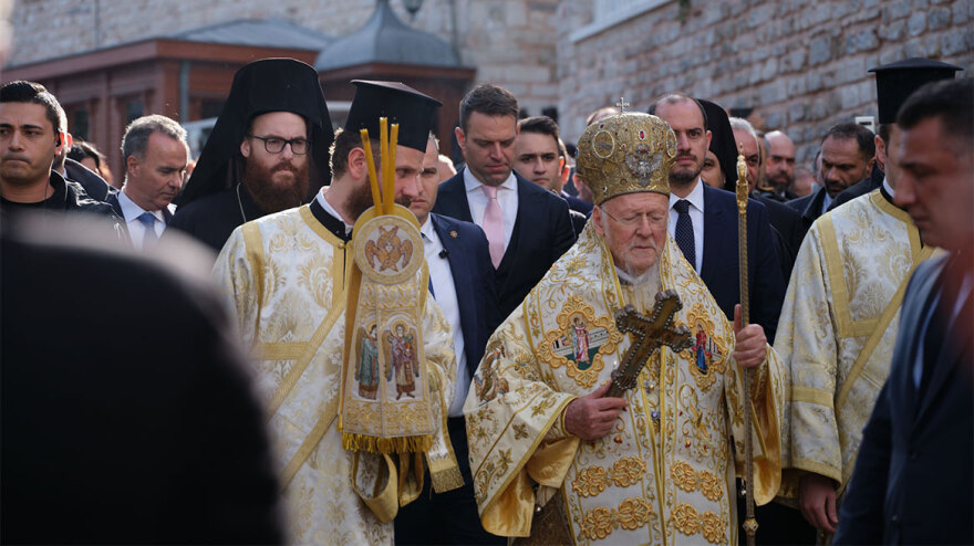 Κασσελάκης και Ανδρουλάκης: Με απόσταση στη Θεία Λειτουργία και στον καθαγιασμό των υδάτων στο Φανάρι - Δείτε βίντεο