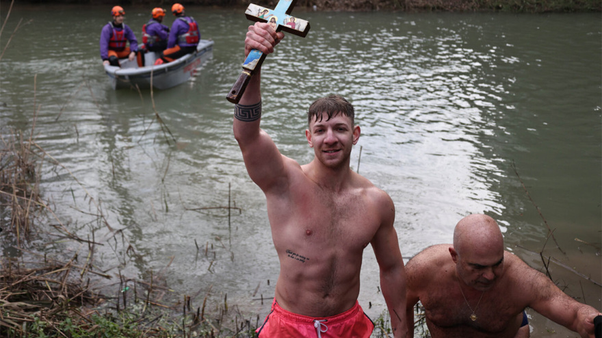 Με λαμπρότητα και παράδοξα τα Θεοφάνια - Στα Τρίκαλα πιάστηκαν στα χέρια, στο Ηράκλειο τον Σταυρό έπιασε 8χρονος