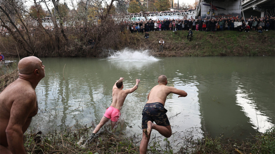 Με λαμπρότητα και παράδοξα τα Θεοφάνια - Στα Τρίκαλα πιάστηκαν στα χέρια, στο Ηράκλειο τον Σταυρό έπιασε 8χρονος