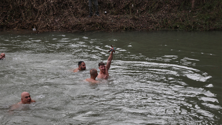 Με λαμπρότητα και παράδοξα τα Θεοφάνια - Στα Τρίκαλα πιάστηκαν στα χέρια, στο Ηράκλειο τον Σταυρό έπιασε 8χρονος