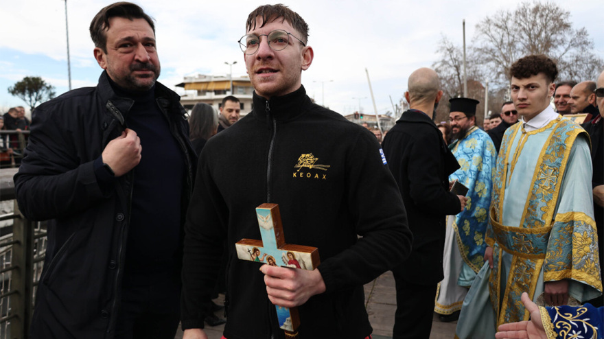 Με λαμπρότητα και παράδοξα τα Θεοφάνια - Στα Τρίκαλα πιάστηκαν στα χέρια, στο Ηράκλειο τον Σταυρό έπιασε 8χρονος