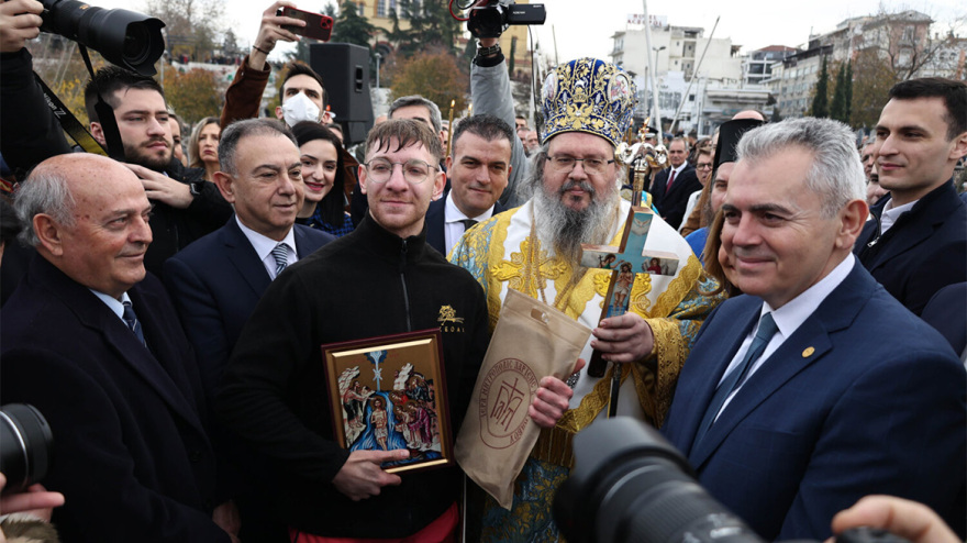 Με λαμπρότητα και παράδοξα τα Θεοφάνια - Στα Τρίκαλα πιάστηκαν στα χέρια, στο Ηράκλειο τον Σταυρό έπιασε 8χρονος