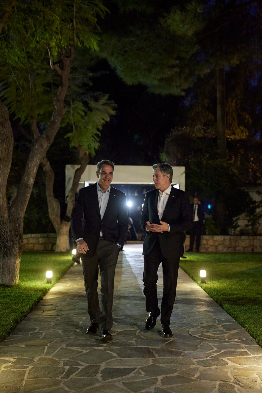 Μητσοτάκης: Καλτσούνια και ρακή κέρασε τον Μπλίνκεν - Βίντεο και φωτογραφίες από την επίσκεψη στο σπίτι του πρωθυπουργού