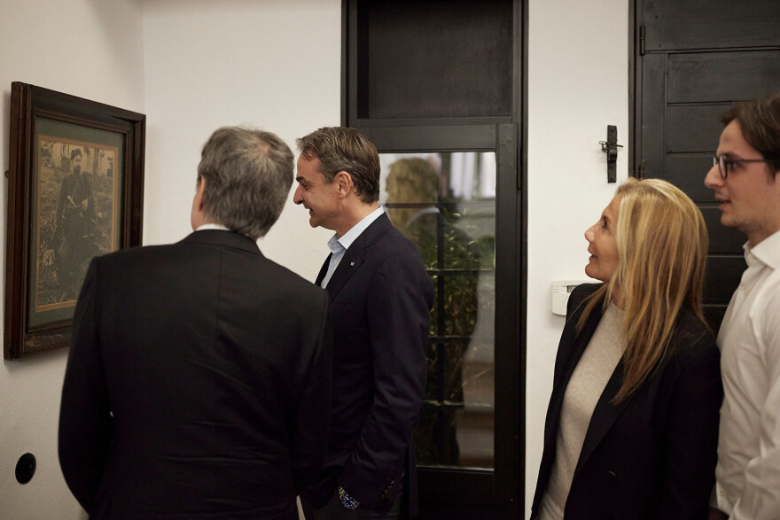 Μητσοτάκης: Καλτσούνια και ρακή κέρασε τον Μπλίνκεν - Βίντεο και φωτογραφίες από την επίσκεψη στο σπίτι του πρωθυπουργού