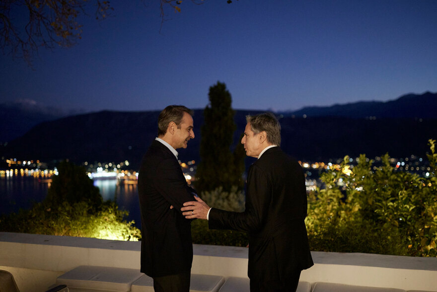 Μητσοτάκης: Καλτσούνια και ρακή κέρασε τον Μπλίνκεν - Βίντεο και φωτογραφίες από την επίσκεψη στο σπίτι του πρωθυπουργού