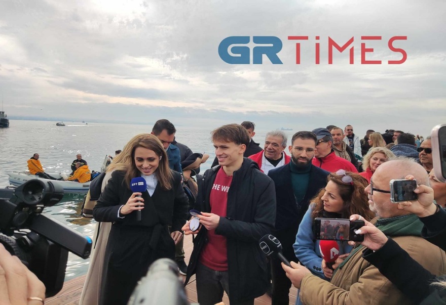 Με λαμπρότητα και παράδοξα τα Θεοφάνια - Στα Τρίκαλα πιάστηκαν στα χέρια, στο Ηράκλειο τον Σταυρό έπιασε 8χρονος