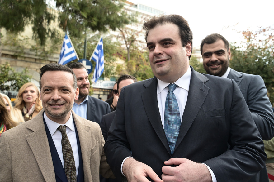 Μαρινάκης και Πιερρακάκης στο Κολωνάκι για καφέ μετά την δοξολογία στον Άγιο Διονύσιο