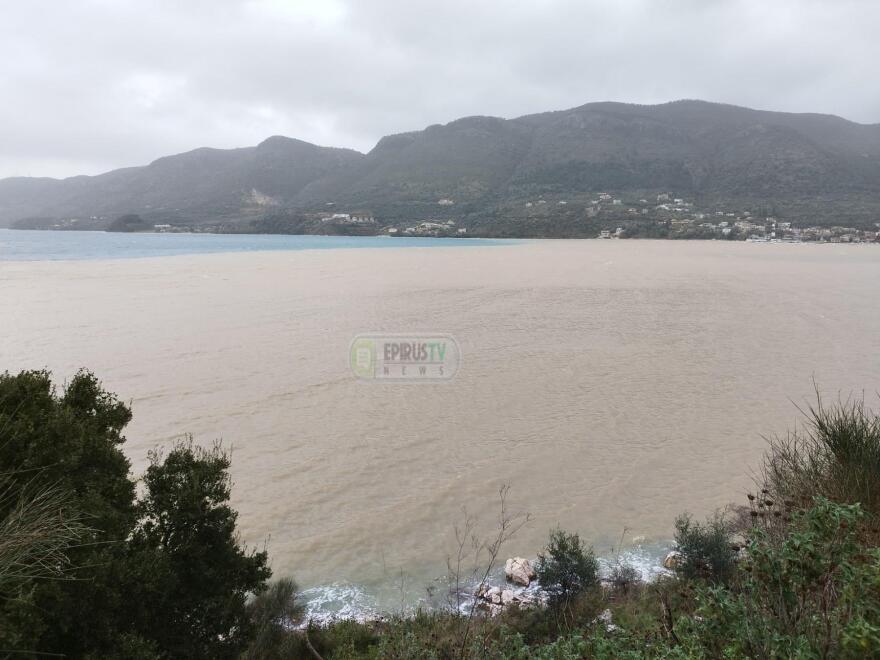 Έγινε καφέ η θάλασσα στην Θεσπρωτία μετά την κακοκαιρία