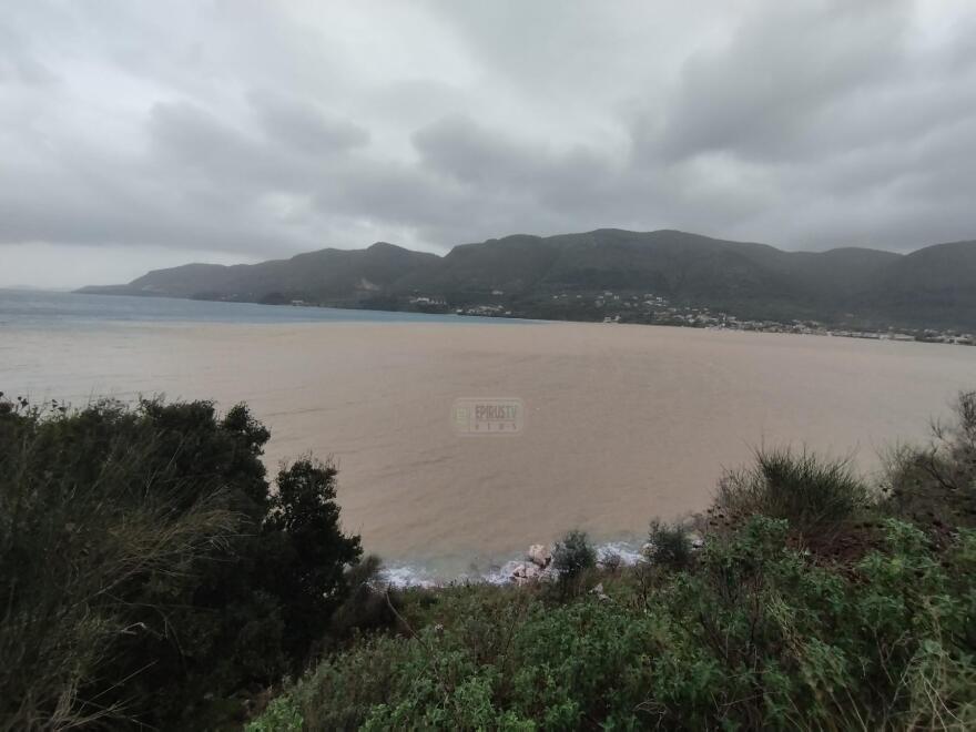 Έγινε καφέ η θάλασσα στην Θεσπρωτία μετά την κακοκαιρία