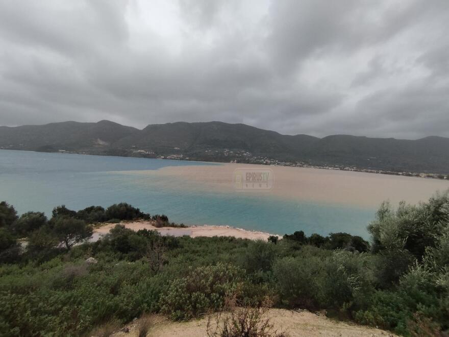 Έγινε καφέ η θάλασσα στην Θεσπρωτία μετά την κακοκαιρία