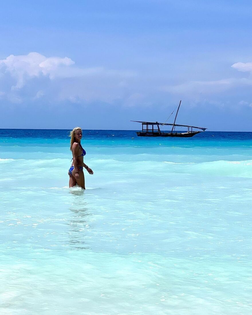Ζέτα Μακρυπούλια: Ποζάρει με μαγιό στις παραλίες της Ζανζιβάρης