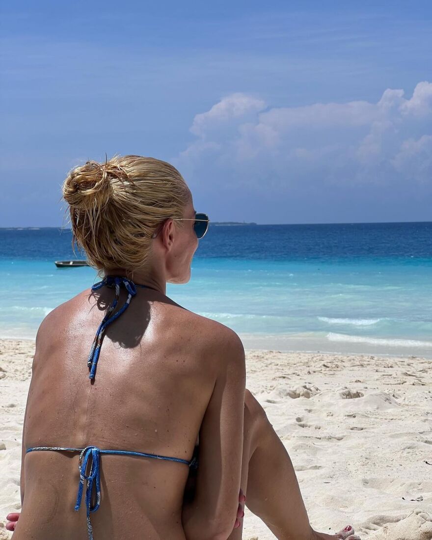 Ζέτα Μακρυπούλια: Ποζάρει με μαγιό στις παραλίες της Ζανζιβάρης