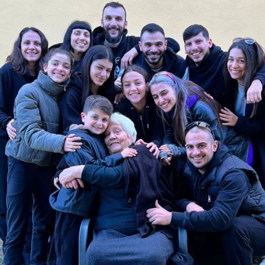 Στέλιος Ρόκκος: Η μητέρα του ποζάρει με όλα της τα εγγόνια, λίγες ημέρες αφού έχασε τον γιο της