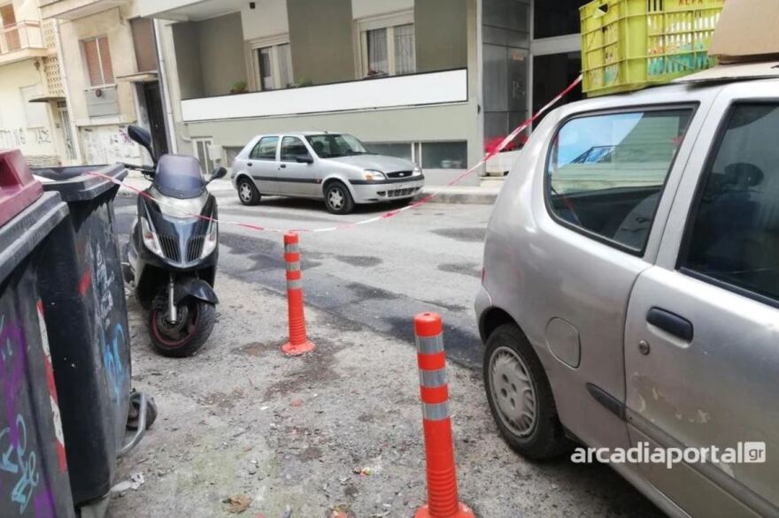 Τρίπολη: Τιμώρησαν με κουτιά και καφάσια οδηγό που πάρκαρε παράνομα