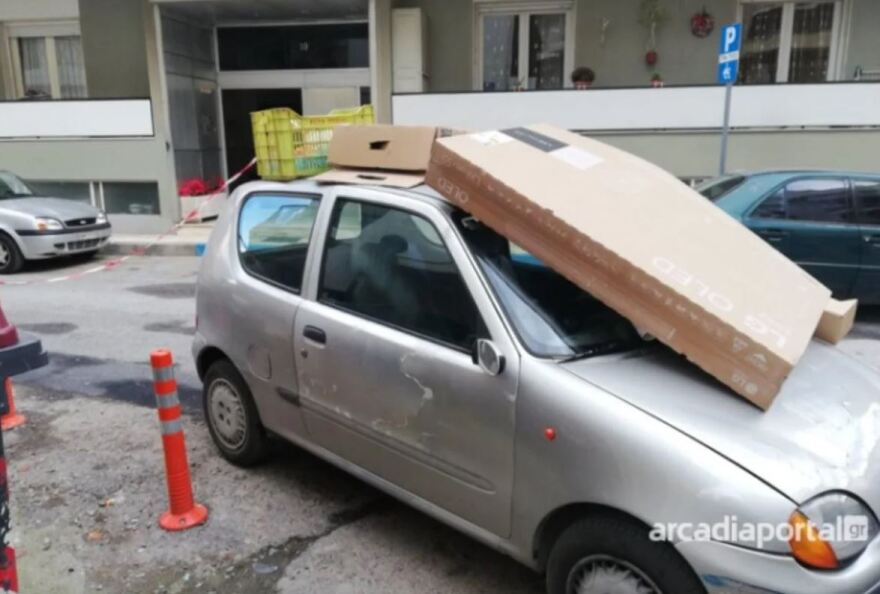 Τρίπολη: Τιμώρησαν με κουτιά και καφάσια οδηγό που πάρκαρε παράνομα