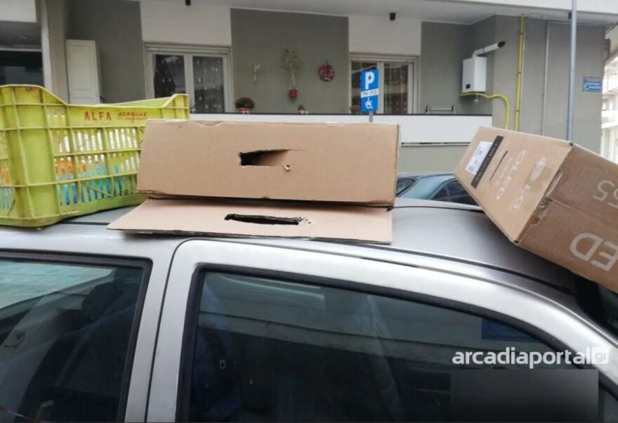 Τρίπολη: Τιμώρησαν με κουτιά και καφάσια οδηγό που πάρκαρε παράνομα