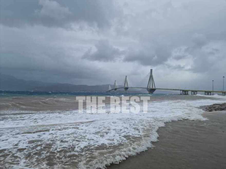 Κακοκαιρία: Προβλήματα στην κυκλοφορία των οχημάτων στην παραλιακή οδό του Ρίου - Βίντεο και φωτογραφίες