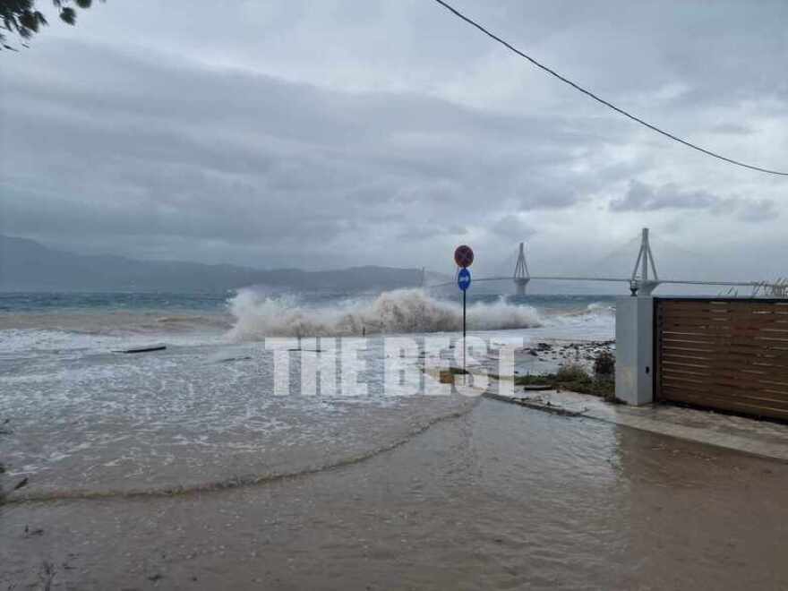Κακοκαιρία: Προβλήματα στην κυκλοφορία των οχημάτων στην παραλιακή οδό του Ρίου - Βίντεο και φωτογραφίες