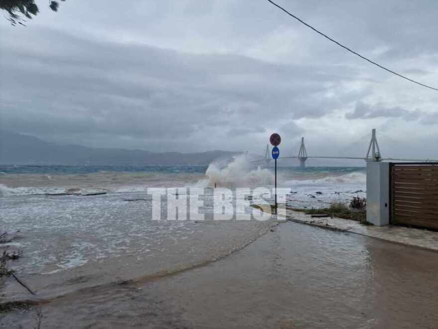 Κακοκαιρία: Προβλήματα στην κυκλοφορία των οχημάτων στην παραλιακή οδό του Ρίου - Βίντεο και φωτογραφίες