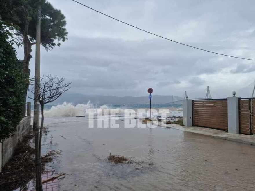 Κακοκαιρία: Προβλήματα στην κυκλοφορία των οχημάτων στην παραλιακή οδό του Ρίου - Βίντεο και φωτογραφίες