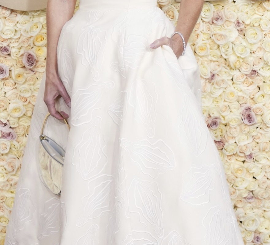 Τζίλιαν Άντερσον: Εμφανίστηκε με φουστάνι με κεντημένα αιδοία στις Χρυσές Σφαίρες