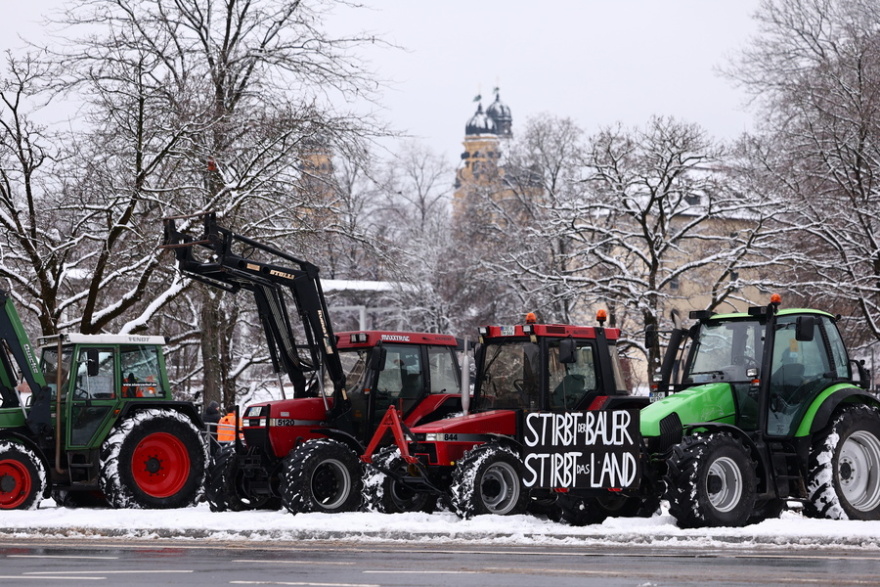 Γερμανία: «Μπλόκα» αγροτών λόγω περικοπών στις επιδοτήσεις