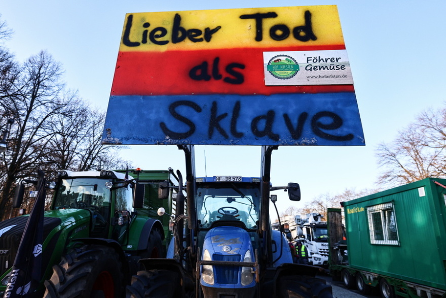 Γερμανία: «Μπλόκα» αγροτών λόγω περικοπών στις επιδοτήσεις