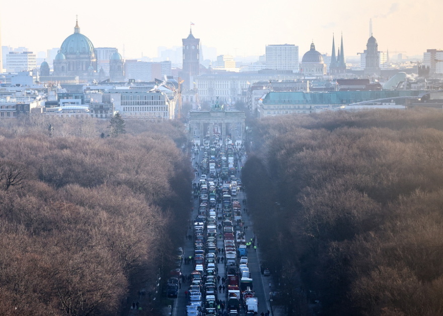 Γερμανία: «Μπλόκα» αγροτών λόγω περικοπών στις επιδοτήσεις